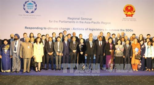 Chủ tịch Quốc hội Nguyễn Thị Kim Ngân với các đại biểu. Ảnh: Trọng Đức - TTXVN Chủ tịch Quốc hội Nguyễn Thị Kim Ngân với các đại biểu. Ảnh: Trọng Đức - TTXVN