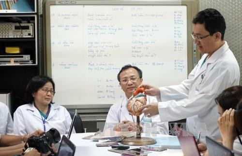 Các bác sĩ thông tin về ca phẫu thuật cứu sống một thai phụ vỡ quai động mạch chủ. Ảnh: Phương Vy-TTXVN Các bác sĩ thông tin về ca phẫu thuật cứu sống một thai phụ vỡ quai động mạch chủ. Ảnh: Phương Vy-TTXVN