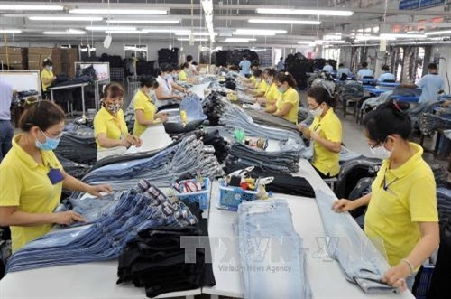 Sản xuất quần áo xuất khẩu tại Tổng Công ty dệt may Gia Định (TP Hồ Chí Minh), doanh nghiệp hiện có 15 đơn vị thành viên, hơn 12.000 cán bộ công nhân viên. Ảnh: An Hiếu - TTXVN Sản xuất quần áo xuất khẩu tại Tổng Công ty dệt may Gia Định (TP Hồ Chí Minh), doanh nghiệp hiện có 15 đơn vị thành viên, hơn 12.000 cán bộ công nhân viên. Ảnh: An Hiếu - TTXVN