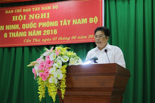 Ông Sơn Minh Thắng, Ủy viên Trung ương Đảng, Phó Trưởng ban Thường trực Ban Chỉ đạo Tây Nam bộ, phát biểu tại Hội nghị. Ảnh: Ngọc Thiện-TTXVN