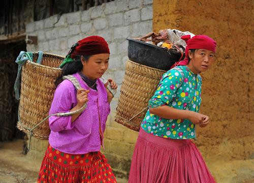 Chiếc Quẩy tấu nhân lên vẻ đẹp của phụ nữ Mông. Chiếc Quẩy tấu nhân lên vẻ đẹp của phụ nữ Mông.