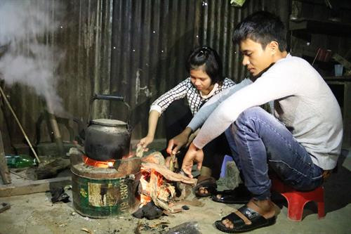 Kết hôn sớm, phải nghỉ học, không có công ăn việc làm ổn định, cuộc sống của vợ chồng Nai Thanh liệu có thoát khỏi cái nghèo. Ảnh Nam Sương - TTXVN