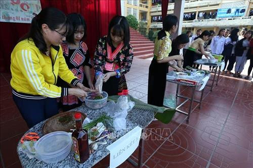 Các đội thi nấu món thịt băm gói lá nướng. Ảnh: Phan Tuấn Anh - TTXVN Các đội thi nấu cơm tẻ bằng nồi gang. Ảnh: Phan Tuấn Anh - TTXVN Các đội thi nấu cơm tẻ bằng nồi gang. Ảnh: Phan Tuấn Anh - TTXVN Học sinh tham gia trò chơi "Đi cầu Kiều đánh trống". Ảnh: Phan Tuấn Anh - TTXVN Các đội thi nấu cơm. Ảnh: Phan Tuấn Anh - TTXVN Học sinh tham gia trò chơi "Đi cầu Kiều đánh trống". Ảnh: Phan Tuấn Anh - TTXVN Các đội thi nhảy sạp. Ảnh: Phan Tuấn Anh - TTXVN Học sinh thi nhảy sạp. Ảnh: Phan Tuấn Anh - TTXVN Các đội thi nấu món thịt băm gói lá nướng. Ảnh: Phan Tuấn Anh - TTXVN Các đội thi nấu cơm tẻ bằng nồi gang. Ảnh: Phan Tuấn Anh - TTXVN Các đội thi nấu cơm tẻ bằng nồi gang. Ảnh: Phan Tuấn Anh - TTXVN Học sinh tham gia trò chơi "Đi cầu Kiều đánh trống". Ảnh: Phan Tuấn Anh - TTXVN Các đội thi nấu cơm. Ảnh: Phan Tuấn Anh - TTXVN Học sinh tham gia trò chơi "Đi cầu Kiều đánh trống". Ảnh: Phan Tuấn Anh - TTXVN Các đội thi nhảy sạp. Ảnh: Phan Tuấn Anh - TTXVN Học sinh thi nhảy sạp. Ảnh: Phan Tuấn Anh - TTXVN