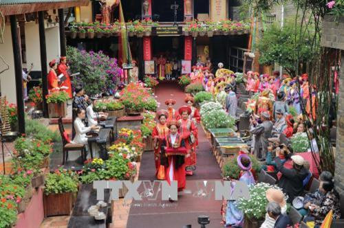 Nghi thức rước, dâng hương Đức tổ nghề Lê Công Hành - người đã có công khai sáng và phát triển nghệ thuật thêu tay ở Việt Nam. Ảnh Đặng Tuấn - TTXVN Nghi thức rước, dâng hương Đức tổ nghề Lê Công Hành - người đã có công khai sáng và phát triển nghệ thuật thêu tay ở Việt Nam. Ảnh Đặng Tuấn - TTXVN