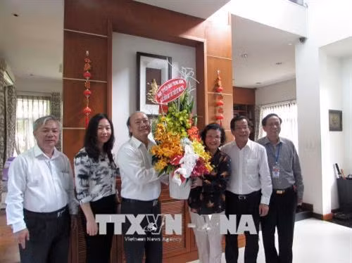 Đồng chí Võ Văn Phuông, Ủy viên Trung ương Đảng, Phó Trưởng ban Thường trực Ban Tuyên giáo Trung ương chúc mừng Phó Giáo sư, Tiến sĩ, Bác sĩ Trần Thị Trung Chiến, nguyên Bộ trưởng Bộ Y tế. Ảnh: Anh Tuấn –TTXVN Đồng chí Võ Văn Phuông, Ủy viên Trung ương Đảng, Phó Trưởng ban Thường trực Ban Tuyên giáo Trung ương chúc mừng Phó Giáo sư, Tiến sĩ, Bác sĩ Trần Thị Trung Chiến, nguyên Bộ trưởng Bộ Y tế. Ảnh: Anh Tuấn –TTXVN