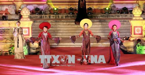 Trình diễn áo dài tại đêm diễn. Ảnh: Hoàng Hùng – TTXVN