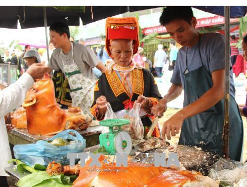 Trình diễn quay lợn, món đặc sản không thể thiếu của Lạng Sơn. Ảnh: Quang Duy - TTXVN Trình diễn quay lợn, món đặc sản không thể thiếu của Lạng Sơn. Ảnh: Quang Duy - TTXVN