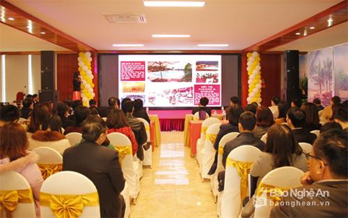 Đại diện Hiệp hội du lịch giới thiệu các điểm đến nổi tiếng của Ninh Bình. Ảnh: baonghean.vn