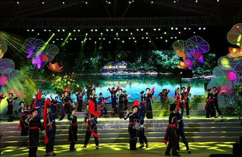 Tiết mục “Tiếng hát giữa rừng Pác Bó” tại chương trình nghệ thuật đặc biệt kỷ niệm Ngày sinh Chủ tịch Hồ Chí Minh (19/5) và Ngày Bác Hồ ra đi tìm đường cứu nước (5/6). Ảnh: Thanh Vũ - TTXVN