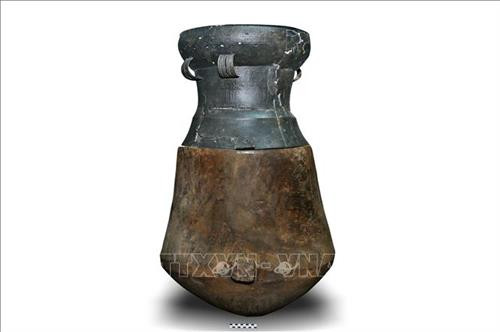 Chum gỗ - Nắp trống đồng có niên đại khoảng từ thế kỷ II đến thế kỷ I đầu Công nguyên. Ảnh: Huyền Trang - TTXVN