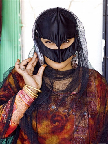 Phụ nữ Arab không chỉ thích mang áo và mạng che mặt mà còn thích làm đẹp cho những ngón tay của mình bằng cách xăm henna (một giống cây có hoa được trồng tại những vùng khô hạn ở châu Phi, Nam Á và Nam Australia. Lá cây henna được phơi khô và giã nhuyễn ra có màu xanh chàm. Sau đó được pha trộn với các nguyên liệu khác để nhuộm da (body art), tóc, móng tay, da động vật, và vải vóc). Phụ nữ Arab không chỉ thích mang áo và mạng che mặt mà còn thích làm đẹp cho những ngón tay của mình bằng cách xăm henna (một giống cây có hoa được trồng tại những vùng khô hạn ở châu Phi, Nam Á và Nam Australia. Lá cây henna được phơi khô và giã nhuyễn ra có màu xanh chàm. Sau đó được pha trộn với các nguyên liệu khác để nhuộm da (body art), tóc, móng tay, da động vật, và vải vóc).