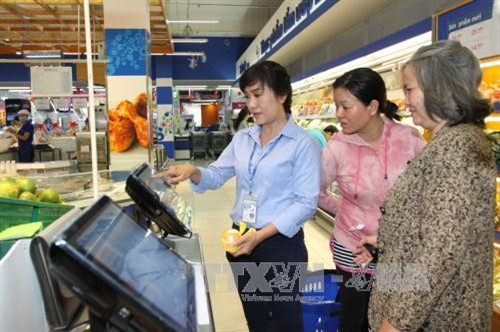 Người tiêu dùng truy xuất nguồn gốc thịt lợn sau khi mua tại Siêu thị Co.op mart Foodcosa, Gò Vấp, Thành phố Hồ Chí Minh. Ảnh: Thanh Vũ-TTXVN