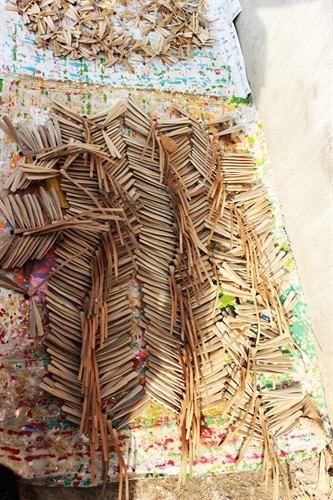 Sau khi tạo hình, chuồn chuồn tre sẽ được phơi ngoài trời để tránh không bị co lại.