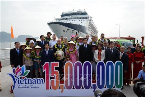 Tại Cảng tàu khách du lịch quốc tế chuyên biệt Hạ Long, Tổng cục du lịch ( Bộ Văn hóa Thể thao – Du lịch) và tỉnh Quảng Ninh tổ chức lễ đón vị khách quốc tế thứ 15 triệu đến Việt Nam. Ảnh: Trung Nguyên - TTXVN Tại Cảng tàu khách du lịch quốc tế chuyên biệt Hạ Long, Tổng cục du lịch ( Bộ Văn hóa Thể thao – Du lịch) và tỉnh Quảng Ninh tổ chức lễ đón vị khách quốc tế thứ 15 triệu đến Việt Nam. Ảnh: Trung Nguyên - TTXVN