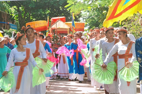 Các thiếu nữ phối hợp nhịp nhàng trong nghi thức thỉnh rước kiệu trang phục Nữ thần Pô Sah Inư lên tháp Pô Sah Inư.