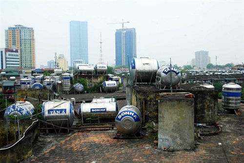 Các bể nước xây bằng xi măng hoặc các bể inox được đặt trên nóc các chung cư cũ cũng là nguyên nhân gây ra sự xuống cấp (ảnh chụp tại khu nhà G6A tập thể Thành Công).