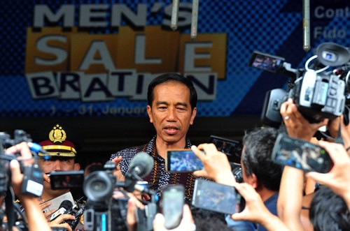 Tổng thống Indonesia Joko Widodo trả lời báo chí sau khi tới thị sát nơi xảy ra các vụ tấn công khủng bố ở Jakarta. THX/ TTXVN