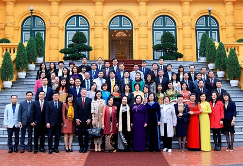 Phó Chủ tịch nước Nguyễn Thị Doan với các đại biểu. Ảnh: Thống Nhất – TTXVN