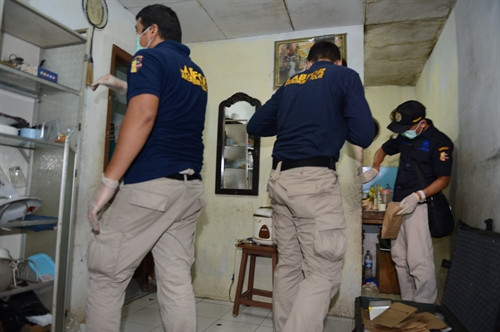 Cảnh sát đặc nhiệm Indonesia lục soát căn nhà một nghi can vụ tấn công khủng bố tại Jakarta ngày 15/1. AFP/ TTXVN