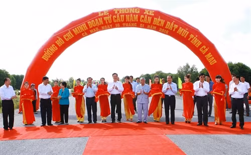 Thủ tướng Nguyễn Tấn Dũng và các đại biểu thực hiện nghi thức cắt băng Lễ thông xe đường Hồ Chí Minh đoạn Năm Căn – Đất Mũi. Ảnh: Doãn Tấn – TTXVN