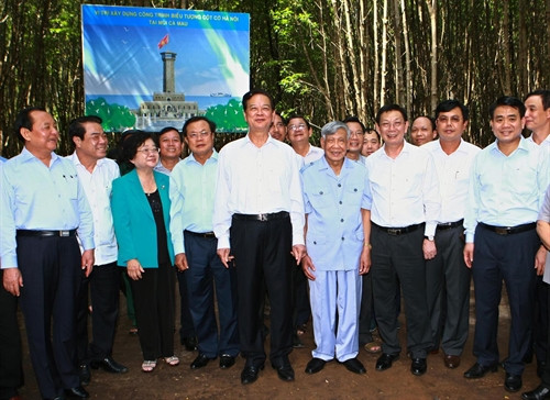 Thủ tướng Nguyễn Tấn Dũng và các đại biểu chụp ảnh lưu niệm tại vị trí xây dựng công trình. Ảnh: Doãn Tấn – TTXVN