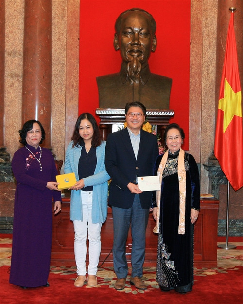 Phó Chủ tịch nước Nguyễn Thị Doan tặng quà lưu niệm cho các đại biểu. Ảnh: Thống Nhất - TTXVN