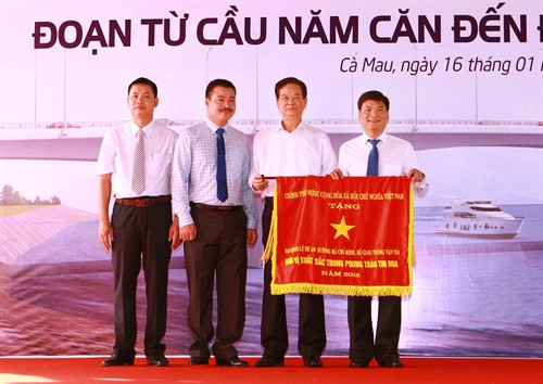 Thủ tướng Nguyễn Tấn Dũng tặng Cờ thi đua cho Ban quản lý Dự án đường Hồ Chí Minh, Bộ Giao thông vận tải. Ảnh: Doãn Tấn – TTXVN