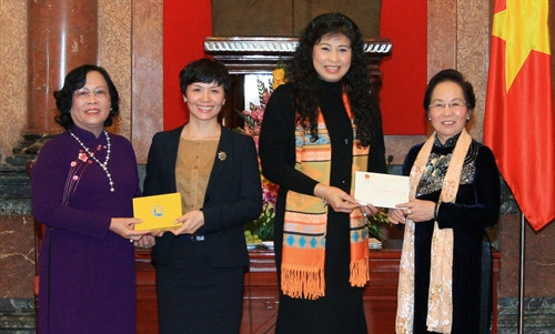 Phó Chủ tịch nước Nguyễn Thị Doan tặng quà lưu niệm cho các đại biểu. Ảnh: Thống Nhất - TTXVN