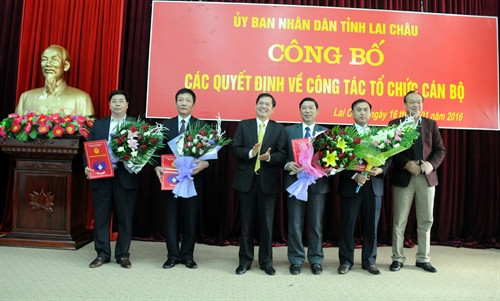 Ông Đỗ Ngọc An, Chủ tịch UBND tỉnh Lai Châu trao quyết định và tặng hoa chúc mừng các công chức mới được bổ nhiệm. Ảnh: Nguyễn Công Hải- TTXVN
