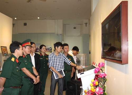 Đông đảo khách tham quan Bảo tàng. Ảnh: Thanh Vũ-TTXVN Đông đảo khách tham quan Bảo tàng. Ảnh: Thanh Vũ-TTXVN