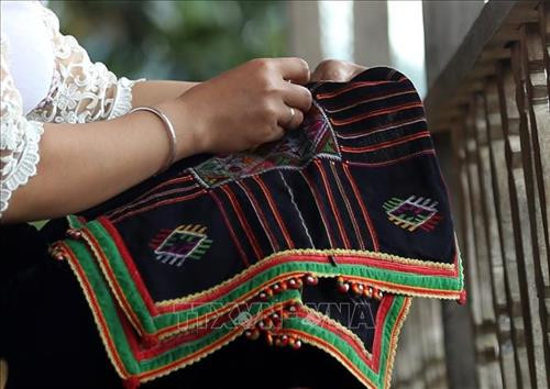 Họa tiết hoa văn đơn giản nhưng rất tinh tế trên mỗi trang phục của phụ nữ Thái. Ảnh: Phan Tuấn Anh - TTXVN Họa tiết hoa văn đơn giản nhưng rất tinh tế trên mỗi trang phục của phụ nữ Thái. Ảnh: Phan Tuấn Anh - TTXVN