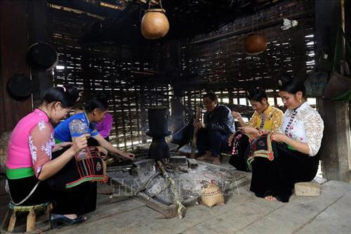 Những lúc rảnh rỗi, phụ nữ Thái thường hay thêu thùa họa tiết hoa văn để may trang phục. Ảnh: Phan Tuấn Anh - TTXVN Những lúc rảnh rỗi, phụ nữ Thái thường hay thêu thùa họa tiết hoa văn để may trang phục. Ảnh: Phan Tuấn Anh - TTXVN