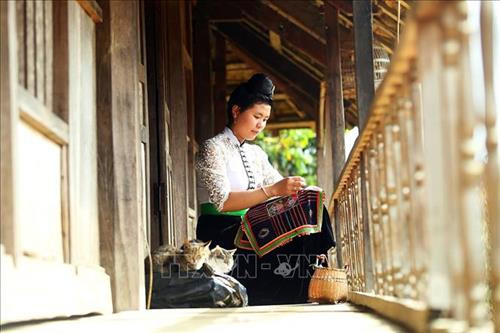 Thiếu nữ Thái thêu khăn piêu làm trang phục. Ảnh: Phan Tuấn Anh - TTXVN Thiếu nữ Thái thêu khăn piêu làm trang phục. Ảnh: Phan Tuấn Anh - TTXVN