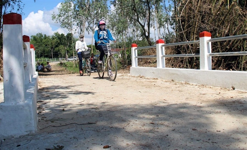 Các em học sinh xã Nhơn Thọ đi học trên cây cầu mới kiên cố do ông Lê Văn Thành xây dựng.. Ảnh: Quốc Dũng – TTXVN Các em học sinh xã Nhơn Thọ đi học trên cây cầu mới kiên cố do ông Lê Văn Thành xây dựng.. Ảnh: Quốc Dũng – TTXVN