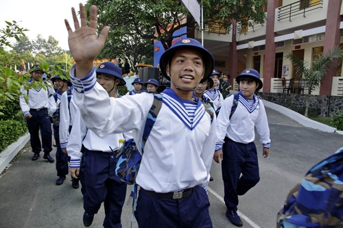 Các thanh niên hăng hái lên đường nhập ngũ tại điểm giao nhận quân ở Quận 12 (Thành phố Hồ Chí Minh). Ảnh: Thế Anh- TTXVN Các thanh niên hăng hái lên đường nhập ngũ tại điểm giao nhận quân ở Quận 12 (Thành phố Hồ Chí Minh). Ảnh: Thế Anh- TTXVN