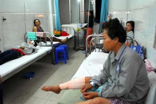 Nạn nhân vụ tai nạn giao thông đang được cứu chữa tại bệnh viện. Ảnh: Mạnh Linh- TTXVN Nạn nhân vụ tai nạn giao thông đang được cứu chữa tại bệnh viện. Ảnh: Mạnh Linh- TTXVN