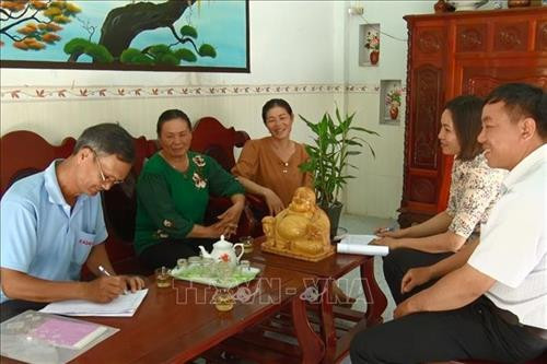 Các cán bộ quản lý mô hình Địa chỉ tin cậy - Nhà tạm lánh xã Xuân Tây (Cẩm Mỹ, Đồng Nai) tư vấn, tuyên truyền về luật hôn nhân và gia đình cho người dân. Ảnh: Lê Xuân - TTXVN Các cán bộ quản lý mô hình Địa chỉ tin cậy - Nhà tạm lánh xã Xuân Tây (Cẩm Mỹ, Đồng Nai) tư vấn, tuyên truyền về luật hôn nhân và gia đình cho người dân. Ảnh: Lê Xuân - TTXVN