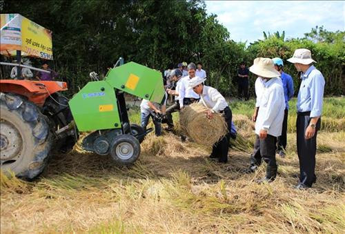 Nông dân tham quan mô hình máy cuốn rơm vừa được tỉnh hỗ trợ. Ảnh: Hồ Cầu-TTXVN Nông dân tham quan mô hình máy cuốn rơm vừa được tỉnh hỗ trợ. Ảnh: Hồ Cầu-TTXVN