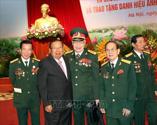 Tổng Bí thư, Chủ tịch nước CHDCND Lào Bounnhang Vorachith cùng các cựu chiến binh Việt Nam. Ảnh: Trọng Đức - TTXVN Tổng Bí thư, Chủ tịch nước CHDCND Lào Bounnhang Vorachith cùng các cựu chiến binh Việt Nam. Ảnh: Trọng Đức - TTXVN