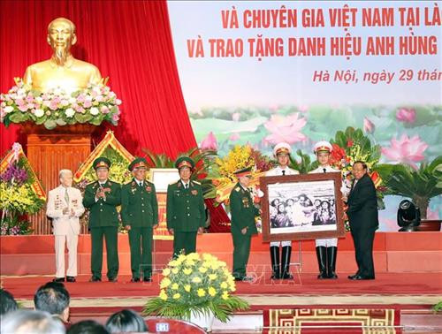 Tổng Bí thư, Chủ tịch nước CHDCND Lào Bounnhang Vorachith tặng quà lưu niệm Ban Liên lạc Quân tình nguyện và Chuyên gia Việt Nam. Ảnh: Trọng Đức - TTXVN Tổng Bí thư, Chủ tịch nước CHDCND Lào Bounnhang Vorachith tặng quà lưu niệm Ban Liên lạc Quân tình nguyện và Chuyên gia Việt Nam. Ảnh: Trọng Đức - TTXVN