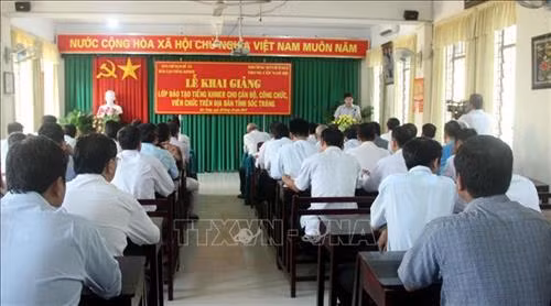 Quang cảnh Lễ khai giảng lớp Khmer đào tạo cho cán bộ vùng đồng bào dân tộc. Ảnh: Trung Hiếu - TTXVN Quang cảnh Lễ khai giảng lớp Khmer đào tạo cho cán bộ vùng đồng bào dân tộc. Ảnh: Trung Hiếu - TTXVN