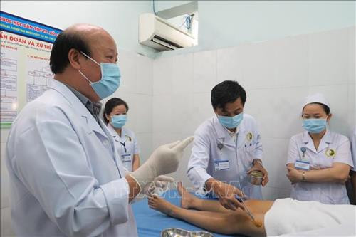 Phó Giáo sư, Tiến sỹ Nghiêm Hữu Thành, Chủ tịch Hội đồng Khoa học, Bệnh viện Châm cứu Trung ương hướng dẫn bác sỹ Viện Y dược học dân tộc thực hiện cấy chỉ điều trị bệnh tự kỷ. Ảnh: Đinh Hằng - TTXVN Phó Giáo sư, Tiến sỹ Nghiêm Hữu Thành, Chủ tịch Hội đồng Khoa học, Bệnh viện Châm cứu Trung ương hướng dẫn bác sỹ Viện Y dược học dân tộc thực hiện cấy chỉ điều trị bệnh tự kỷ. Ảnh: Đinh Hằng - TTXVN