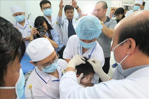 Phó Giáo sư, Tiến sỹ Nghiêm Hữu Thành, Chủ tịch Hội đồng Khoa học, Bệnh viện Châm cứu Trung ương thực hiện cấy chỉ điều trị bệnh cho trẻ tự kỷ tại Viện Y dược học dân tộc Thành phố Hồ Chí Minh. Ảnh: Đinh Hằng - TTXVN Phó Giáo sư, Tiến sỹ Nghiêm Hữu Thành, Chủ tịch Hội đồng Khoa học, Bệnh viện Châm cứu Trung ương thực hiện cấy chỉ điều trị bệnh cho trẻ tự kỷ tại Viện Y dược học dân tộc Thành phố Hồ Chí Minh. Ảnh: Đinh Hằng - TTXVN