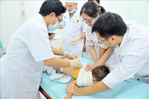 Bác sỹ Bệnh viện Châm cứu Trung ương thực hiện cấy chỉ điều trị bệnh cho trẻ tự kỷ tại Viện Y dược học dân tộc Thành phố Hồ Chí Minh. Ảnh: Đinh Hằng - TTXVN Bác sỹ Bệnh viện Châm cứu Trung ương thực hiện cấy chỉ điều trị bệnh cho trẻ tự kỷ tại Viện Y dược học dân tộc Thành phố Hồ Chí Minh. Ảnh: Đinh Hằng - TTXVN