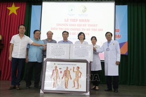 Lãnh đạo Bệnh viện Châm cứu Trung ương trao tặng tài liệu điều trị bệnh tự kỷ cho Viện Y dược học dân tộc Thành phố Hồ Chí Minh. Ảnh: Đinh Hằng - TTXVN Lãnh đạo Bệnh viện Châm cứu Trung ương trao tặng tài liệu điều trị bệnh tự kỷ cho Viện Y dược học dân tộc Thành phố Hồ Chí Minh. Ảnh: Đinh Hằng - TTXVN