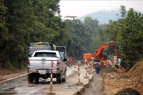 Đơn vị thi công đang khẩn trương thi công đảm bảo đúng tiến độ. Ảnh: Quang Đán - TTXVN Đơn vị thi công đang khẩn trương thi công đảm bảo đúng tiến độ. Ảnh: Quang Đán - TTXVN
