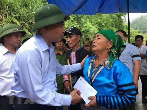 Bí thư Tỉnh ủy Thanh Hóa Trịnh Văn Chiến cùng đoàn công tác thắp hương, chia buồn gia đình nạn nhân bị vùi lấp mới được tìm thấy tại bản Sa Ná, xã Na Mèo, Quan Sơn. Ảnh: Khiếu Tư - TTXVN Bí thư Tỉnh ủy Thanh Hóa Trịnh Văn Chiến cùng đoàn công tác thắp hương, chia buồn gia đình nạn nhân bị vùi lấp mới được tìm thấy tại bản Sa Ná, xã Na Mèo, Quan Sơn. Ảnh: Khiếu Tư - TTXVN