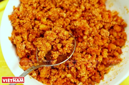 Phần nhân bánh gồm có thịt xay và tôm bóc vỏ được chiên cùng nước mắm. Phần nhân bánh gồm có thịt xay và tôm bóc vỏ được chiên cùng nước mắm.