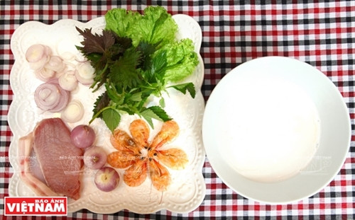 Các nguyên liệu của món bánh cuốn Thanh Hóa gồm tôm, thịt ba chỉ, hành khô làm nhân bánh và bột được xay để làm vỏ bánh. Các nguyên liệu của món bánh cuốn Thanh Hóa gồm tôm, thịt ba chỉ, hành khô làm nhân bánh và bột được xay để làm vỏ bánh.