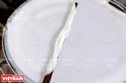 Vỏ bánh được tráng mỏng và mịn. Vỏ bánh được tráng mỏng và mịn.